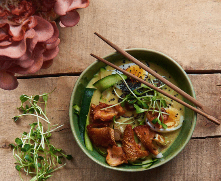 wegetariański ramen z boczniakami